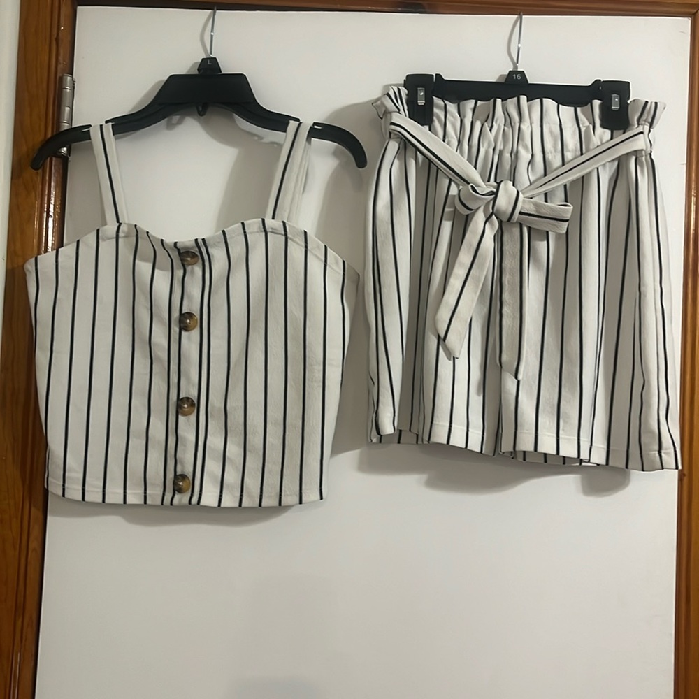 Rare Edition Girls 2 piece pinstriped short set Size 14 white and black